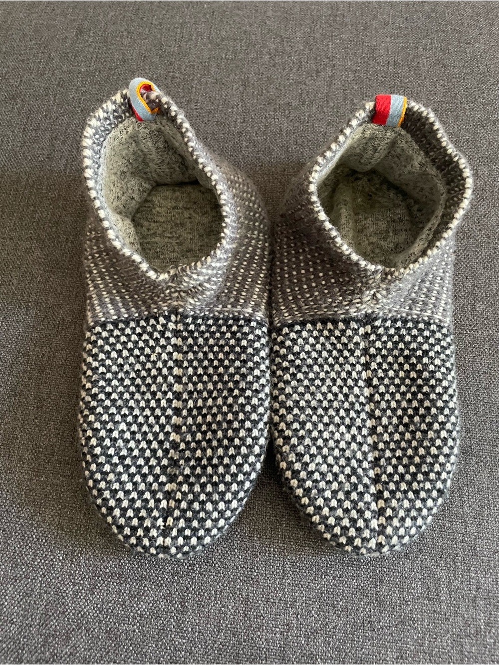 Bombas Women’s Small Gray and White Gripper Slippers